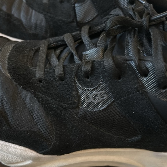 UGGs La Hills Black Partial Suede Sneaker🔥 - Picture 3 of 9